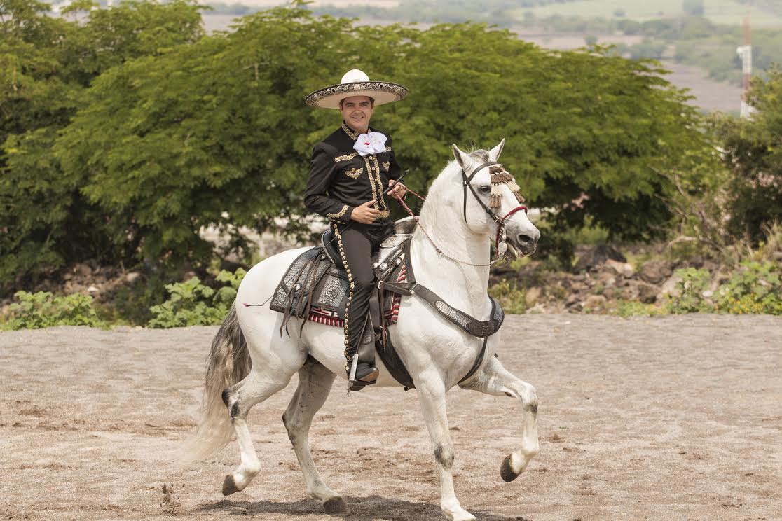 José Julián con caballo blanco